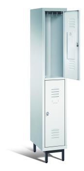 Ein lichtgrauer Garderobenschrank mit einem Abteil, zwei Fächern sowie integrierten Kleiderstangen mit Kleiderhaken, dessen obere Tür geöffnet ist. Er steht auf Stahlrohrfüßen vor weißem Hintergrund.