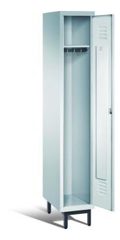 Ein lichtgrauer Garderobenschrank mit einem Abteil, einem Fach sowie integrierten Kleiderstangen mit Kleiderhaken, dessen Tür geöffnet ist. Er steht auf Stahlrohrfüßen vor weißem Hintergrund.