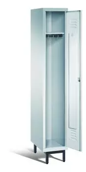 Ein lichtgrauer Garderobenschrank mit einem Abteil, einem Fach sowie integrierten Kleiderstangen mit Kleiderhaken, dessen Tür geöffnet ist. Er steht auf Stahlrohrfüßen vor weißem Hintergrund.