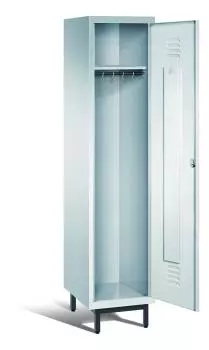 Ein lichtgrauer Garderobenschrank mit einem Abteil, einem Fach sowie integrierten Kleiderstangen mit Kleiderhaken, dessen Tür geöffnet ist. Er steht auf Stahlrohrfüßen vor weißem Hintergrund.