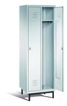 Ein lichtgrauer Garderobenschrank mit zwei Abteilen, zwei Fächern sowie integrierten Kleiderstangen mit Kleiderhaken, dessen rechte Tür geöffnet ist. Er steht auf Stahlrohrfüßen vor weißem Hintergrund.