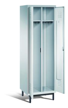 Ein lichtgrauer Garderobenschrank mit zwei Abteilen, zwei Fächern sowie integrierten Kleiderstangen mit Kleiderhaken, dessen Türen geöffnet sind. Er steht auf Stahlrohrfüßen vor weißem Hintergrund.