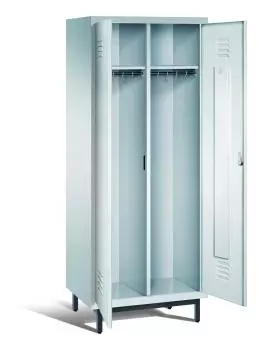 Ein lichtgrauer Garderobenschrank mit zwei Abteilen, zwei Fächern sowie integrierten Kleiderstangen mit Kleiderhaken, dessen Türen geöffnet sind. Er steht auf Stahlrohrfüßen vor weißem Hintergrund.