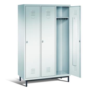 Ein lichtgrauer Garderobenschrank mit drei Abteilen, drei Fächern sowie integrierten Kleiderstangen mit Kleiderhaken, dessen rechte Tür geöffnet ist. Er steht auf Stahlrohrfüßen vor weißem Hintergrund.