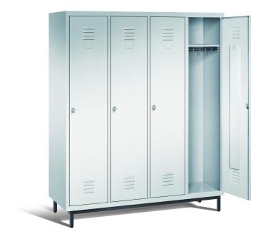 Ein lichtgrauer Garderobenschrank mit vier Abteilen, vier Fächern sowie integrierten Kleiderstangen mit Kleiderhaken, dessen rechte Tür geöffnet ist. Er steht auf Stahlrohrfüßen vor weißem Hintergrund.