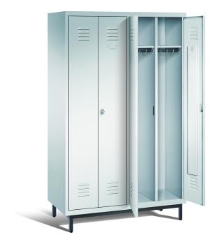 Ein lichtgrauer Garderobenschrank mit vier Abteilen, vier Fächern sowie integrierten Kleiderstangen mit Kleiderhaken, dessen beiden rechten Türen geöffnet sind. Er steht auf Stahlrohrfüßen vor weißem Hintergrund.