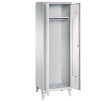 Ein lichtgrauer Garderobenschrank mit einem Abteil, einem Fach sowie integrierten Kleiderstangen mit Kleiderhaken, dessen zwei Türen geöffnet sind. Er steht auf Stahlblechfüßen vor weißem Hintergrund.