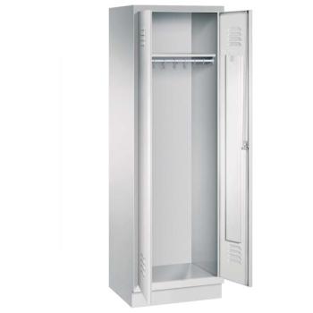 Ein lichtgrauer Garderobenschrank mit einem Abteil, einem Fach sowie integrierten Kleiderstangen mit Kleiderhaken, dessen zwei Türen geöffnet sind. Er steht auf einem Stahlblechsockel vor weißem Hintergrund.