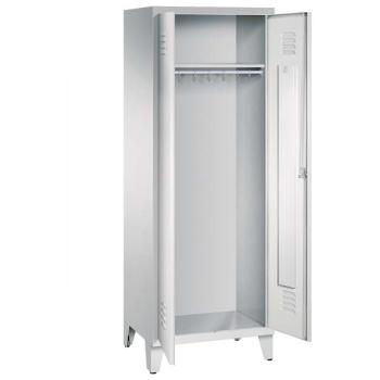 Ein lichtgrauer Garderobenschrank mit einem Abteil, einem Fach sowie integrierten Kleiderstangen mit Kleiderhaken, dessen zwei Türen geöffnet sind. Er steht auf Stahlblechfüßen vor einem weißen Hintergrund.