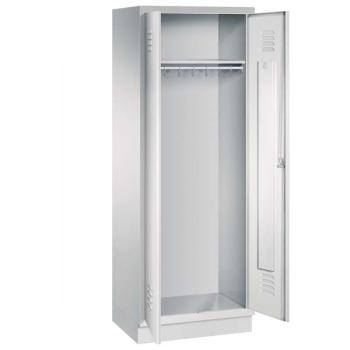Ein lichtgrauer Garderobenschrank mit einem Abteil, einem Fach sowie integrierten Kleiderstangen mit Kleiderhaken, dessen zwei Türen geöffnet sind. Er steht auf einem Stahlblechsockel vor weißem Hintergrund.