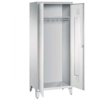 Ein lichtgrauer Garderobenschrank mit einem Abteil, einem Fach sowie integrierten Kleiderstangen mit Kleiderhaken, dessen zwei Türen geöffnet sind. Er steht auf Stahlblechfüßen vor weißem Hintergrund.