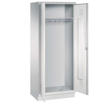 Ein lichtgrauer Garderobenschrank mit einem Abteil, einem Fach sowie integrierten Kleiderstangen mit Kleiderhaken, dessen zwei Türen geöffnet sind. Er steht auf einem Stahlblechsockel vor weißem Hintergrund.