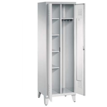 Ein lichtgrauer Garderobenschrank mit zwei Abteilen, sowie einer integrierten Kleiderstange mit Kleiderhaken. Die beiden Türen sind geöffnet, im linken Abteil befinden sich vier Fachböden. Er steht auf Stahlblechfüßen vor weißem Hintergrund.