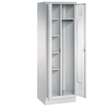 Ein lichtgrauer Garderobenschrank mit zwei Abteilen, sowie einer integrierten Kleiderstange mit Kleiderhaken. Die beiden Türen sind geöffnet, im linken Abteil befinden sich vier Fachböden. Er steht auf einem Stahlblechsockel vor weißem Hintergrund.