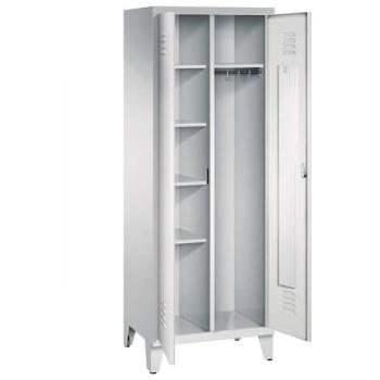 Ein lichtgrauer Garderobenschrank mit zwei Abteilen, sowie einer integrierten Kleiderstange mit Kleiderhaken. Die beiden Türen sind geöffnet, im linken Abteil befinden sich vier Fachböden. Er steht auf Stahlblechfüßen vor weißem Hintergrund.