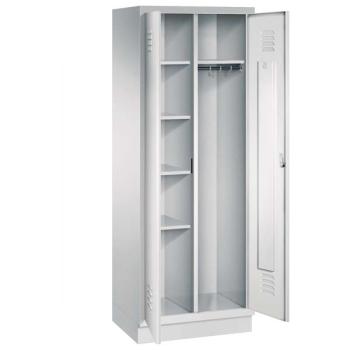 Ein lichtgrauer Garderobenschrank mit zwei Abteilen, sowie einer integrierten Kleiderstange mit Kleiderhaken. Die beiden Türen sind geöffnet, im linken Abteil befinden sich vier Fachböden. Er steht auf einem Stahlblechsockel vor weißem Hintergrund.