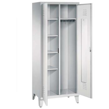 Ein lichtgrauer Garderobenschrank mit zwei Abteilen, sowie einer integrierten Kleiderstange mit Kleiderhaken. Die beiden Türen sind geöffnet, im linken Abteil befinden sich vier Fachböden. Er steht auf Stahlblechfüßen vor weißem Hintergrund.