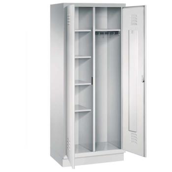 Ein lichtgrauer Garderobenschrank mit zwei Abteilen, sowie einer integrierten Kleiderstange mit Kleiderhaken. Die beiden Türen sind geöffnet, im linken Abteil befinden sich vier Fachböden. Er steht auf einem Stahlblechsockel vor weißem Hintergrund.