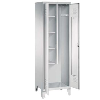Ein lichtgrauer Putzmittelschrank mit zwei Abteilen, sowie einer integrierten Kleiderstange mit Kleiderhaken. Die beiden Türen sind geöffnet, im linken Abteil befinden sich vier Fachböden. Er steht auf Stahlblechfüßen vor weißem Hintergrund.