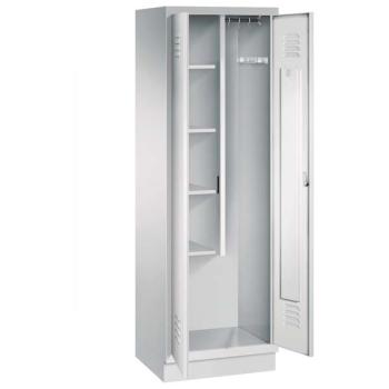 Ein lichtgrauer Putzmittelschrank mit zwei Abteilen, sowie einer integrierten Kleiderstange mit Kleiderhaken. Die beiden Türen sind geöffnet, im linken Abteil befinden sich vier Fachböden. Er steht auf einem Stahlblechsockel vor weißem Hintergrund.