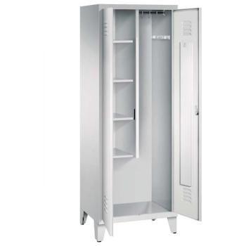 Ein lichtgrauer Putzmittelschrank mit zwei Abteilen, sowie einer integrierten Kleiderstange mit Kleiderhaken. Die beiden Türen sind geöffnet, im linken Abteil befinden sich vier Fachböden. Er steht auf Stahlblechfüßen vor weißem Hintergrund.