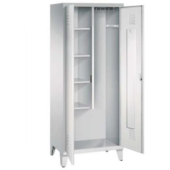 Ein lichtgrauer Putzmittelschrank mit zwei Abteilen, sowie einer integrierten Kleiderstange mit Kleiderhaken. Die beiden Türen sind geöffnet, im linken Abteil befinden sich vier Fachböden. Er steht auf Stahlblechfüßen vor weißem Hintergrund.