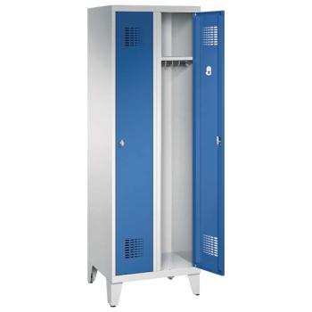 Ein lichtgrauer Garderobenschrank mit zwei Abteilen und zwei Fächern. Die beiden Türen sind enzianblau. Im Schrank befinden sich Hutböden sowie Kleiderstangen. Das Produkt steht auf Stahlblechfüßen vor einem weißen Hintergrund.