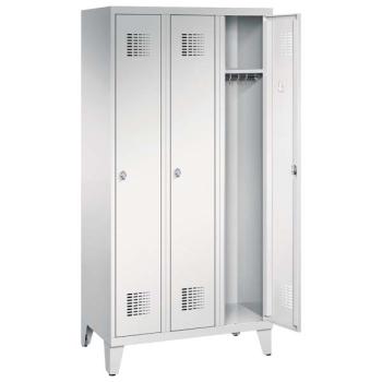Ein lichtgrauer Garderobenschrank mit drei Abteilen, drei Fächern sowie integrierten Kleiderstangen mit Kleiderhaken, dessen rechte Tür geöffnet ist. Er steht auf Stahlblechfüßen vor weißem Hintergrund.