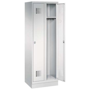 Ein lichtgrauer Garderobenschrank mit zwei Abteilen, zwei Fächern sowie integrierten Kleiderstangen mit Kleiderhaken, dessen rechte Tür geöffnet ist. Er steht auf einem Stahlblechsockel vor weißem Hintergrund.