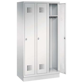 Ein lichtgrauer Garderobenschrank mit drei Abteilen, drei Fächern sowie integrierten Kleiderstangen mit Kleiderhaken, dessen rechte Tür geöffnet ist. Er steht auf einem Stahlblechsockel vor weißem Hintergrund.