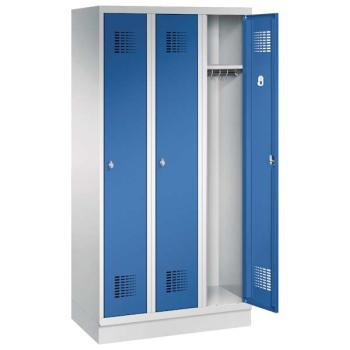 Ein lichtgrauer Garderobenschrank mit drei Abteilen und drei Fächern. Die Türen sind enzianblau. Im Schrank befinden sich Hutböden sowie Kleiderstangen. Das Produkt steht auf einem Stahlblechsockel vor einem weißen Hintergrund.