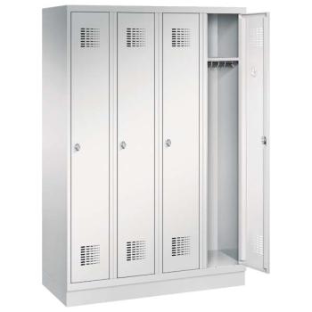Ein lichtgrauer Garderobenschrank mit vier Abteilen, vier Fächern sowie integrierten Kleiderstangen mit Kleiderhaken, dessen rechte Tür geöffnet ist. Er steht auf einem Stahlblechsockel vor weißem Hintergrund.