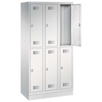 Ein lichtgrauer Garderobenschrank mit drei Abteilen, sechs Fächern sowie integrierten Kleiderstangen mit Kleiderhaken, dessen obere rechte Tür geöffnet ist. Er steht auf einem Stahlblechsockel vor weißem Hintergrund.