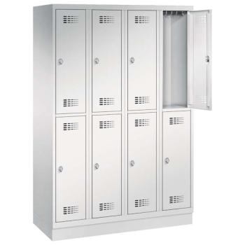 Ein lichtgrauer Garderobenschrank mit vier Abteilen, acht Fächern sowie integrierten Kleiderstangen mit Kleiderhaken, dessen obere rechte Tür geöffnet ist. Er steht auf einem Stahlblechsockel vor weißem Hintergrund.