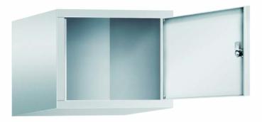 Lichtgrauer Fächerschrank mit einem Abteil und einem Fach, ideal zur Aufbewahrung von Gegenständen. Steht vor einem weißen Hintergrund.