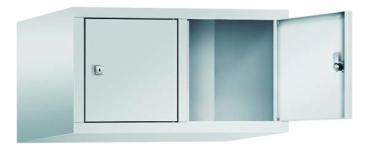 Lichtgrauer Fächerschrank mit zwei Abteilen und zwei Fächern, ideal zur Aufbewahrung von Gegenständen. Steht vor einem weißen Hintergrund.
