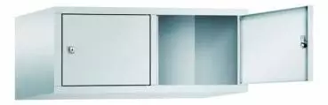 Lichtgrauer Fächerschrank mit zwei Abteilen und zwei Fächern, ideal zur Aufbewahrung von Gegenständen. Steht vor einem weißen Hintergrund.