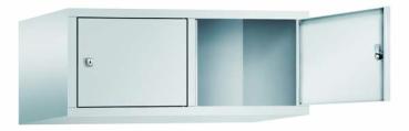 Lichtgrauer Fächerschrank mit zwei Abteilen und zwei Fächern, ideal zur Aufbewahrung von Gegenständen. Steht vor einem weißen Hintergrund.