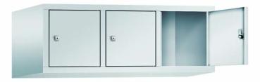 Lichtgrauer Fächerschrank mit drei Abteilen und drei Fächern, ideal zur Aufbewahrung von Gegenständen. Steht vor einem weißen Hintergrund.
