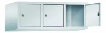 Lichtgrauer Fächerschrank mit drei Abteilen und drei Fächern, ideal zur Aufbewahrung von Gegenständen. Steht vor einem weißen Hintergrund.