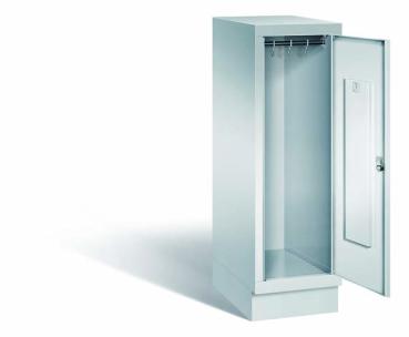 Lichtgrauer Fächerschrank mit einem Abteil, einer Tür und einem Fach. Integrierte Kleiderstange mit Kleiderhaken im Spind für praktische Aufbewahrung. Ideal zur Lagerung von Kleidung und anderen Gegenständen. Steht vor einem weißen Hintergrund.