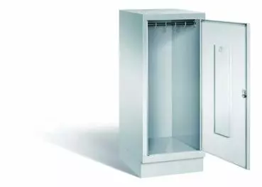 Lichtgrauer Fächerschrank mit einem Abteil, einer Tür und einem Fach. Integrierte Kleiderstange mit Kleiderhaken im Spind für praktische Aufbewahrung. Ideal zur Lagerung von Kleidung und anderen Gegenständen. Steht vor einem weißen Hintergrund.