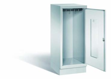 Lichtgrauer Fächerschrank mit einem Abteil, einer Tür und einem Fach. Integrierte Kleiderstange mit Kleiderhaken im Spind für praktische Aufbewahrung. Ideal zur Lagerung von Kleidung und anderen Gegenständen. Steht vor einem weißen Hintergrund.