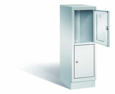 Lichtgrauer Fächerschrank mit einem Abteil, zwei Türen und zwei Fächern, ideal zur Aufbewahrung von Gegenständen. Steht vor einem weißen Hintergrund.