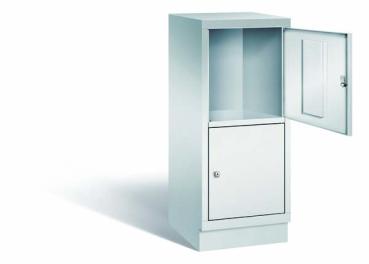 Lichtgrauer Fächerschrank mit einem Abteil, zwei Türen und zwei Fächern, ideal zur Aufbewahrung von Gegenständen. Steht vor einem weißen Hintergrund.