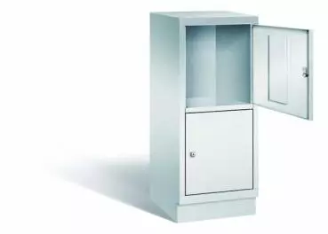 Lichtgrauer Fächerschrank mit einem Abteil, zwei Türen und zwei Fächern, ideal zur Aufbewahrung von Gegenständen. Steht vor einem weißen Hintergrund.