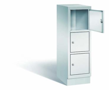 Lichtgrauer Fächerschrank mit einem Abteil, drei Türen und drei Fächern, ideal zur Aufbewahrung von Gegenständen. Steht vor einem weißen Hintergrund.
