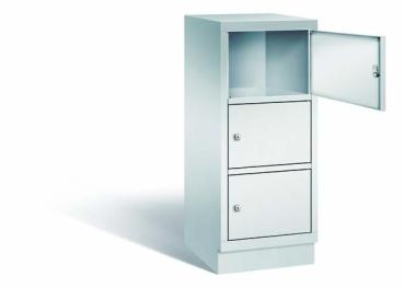 Lichtgrauer Fächerschrank mit einem Abteil, drei Türen und drei Fächern, ideal zur Aufbewahrung von Gegenständen. Steht vor einem weißen Hintergrund.