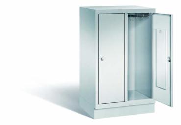 Lichtgrauer Fächerschrank mit zwei Abteilen, zwei Türen und zwei Fächern. Integrierte Kleiderstange mit Kleiderhaken für praktische Aufbewahrung. Ideal zur Lagerung von Kleidung und Gegenständen. Steht vor einem weißen Hintergrund.