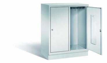 Lichtgrauer Fächerschrank mit zwei Abteilen, zwei Türen und zwei Fächern. Integrierte Kleiderstange mit Kleiderhaken für praktische Aufbewahrung. Ideal zur Lagerung von Kleidung und Gegenständen. Steht vor einem weißen Hintergrund.